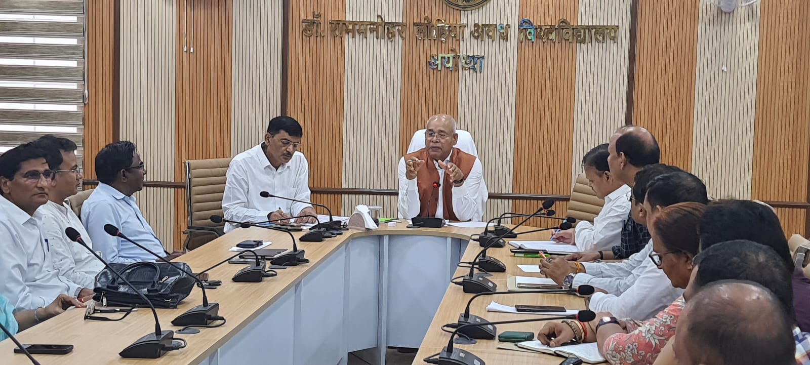 कौटिल्य प्रशासनिक भवन स्थित सभागार (भूतल) में कुलपति जी की अध्यक्षता में विभिन्न विषयों के विषय संयोजकों एवं संबद्ध महाविद्यालयों के वरिष्ठ शिक्षकों की एक महत्वपूर्ण बैठक आयोजित की गई।