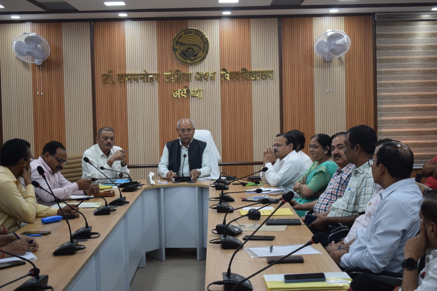विश्वविद्यालय के कौटिल्य प्रशासनिक भवन सभागार (भूतल) में कुलपति जी की अध्यक्षता में सभी विषयों के संयोजकों के साथ एक उच्चस्तरीय समीक्षा बैठक आयोजित की गई