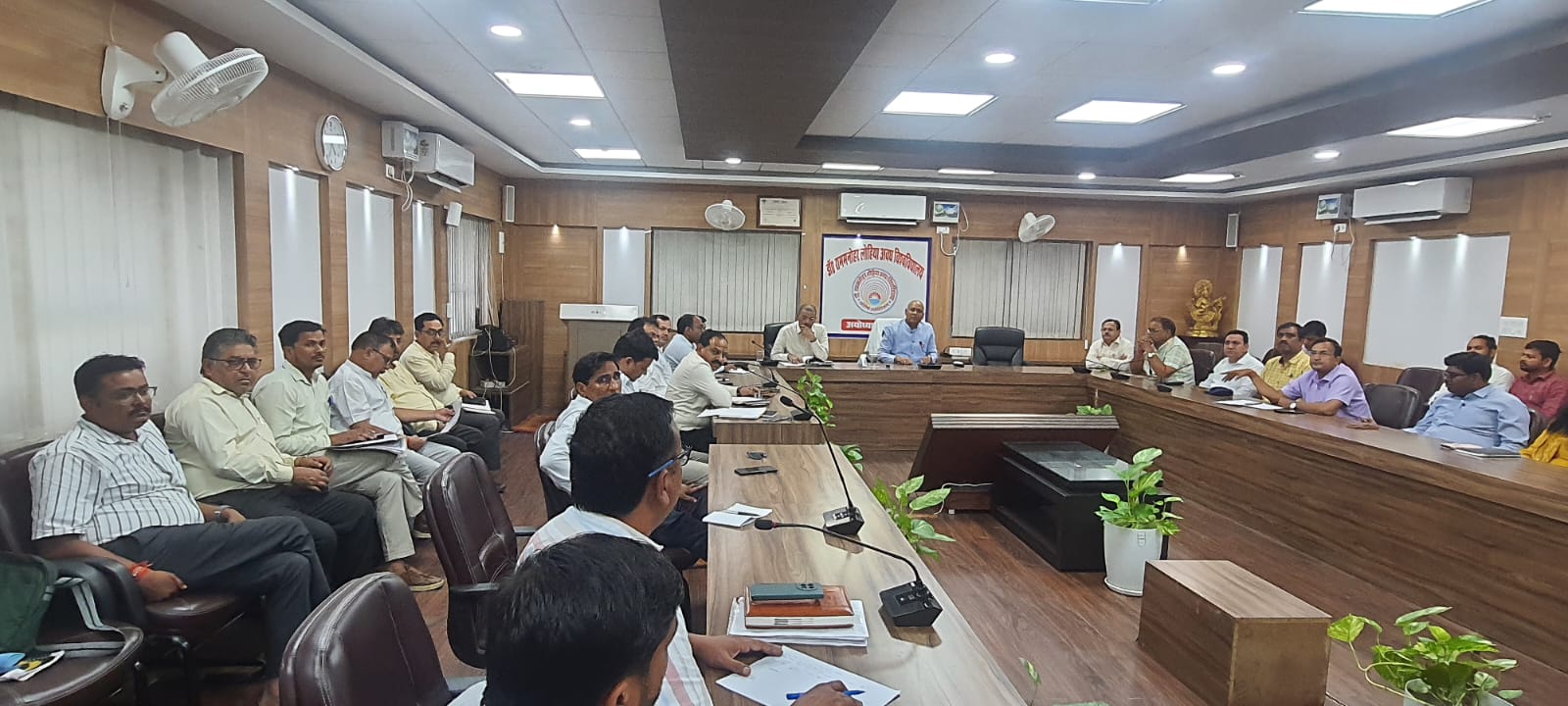 विश्वविद्यालय के कौटिल्य प्रशासनिक भवन सभागार में कुलपति जी की अध्यक्षता में परिसर में चल रहे विकास कार्यों की उच्च स्तरीय समीक्षा बैठक संपन्न हुई