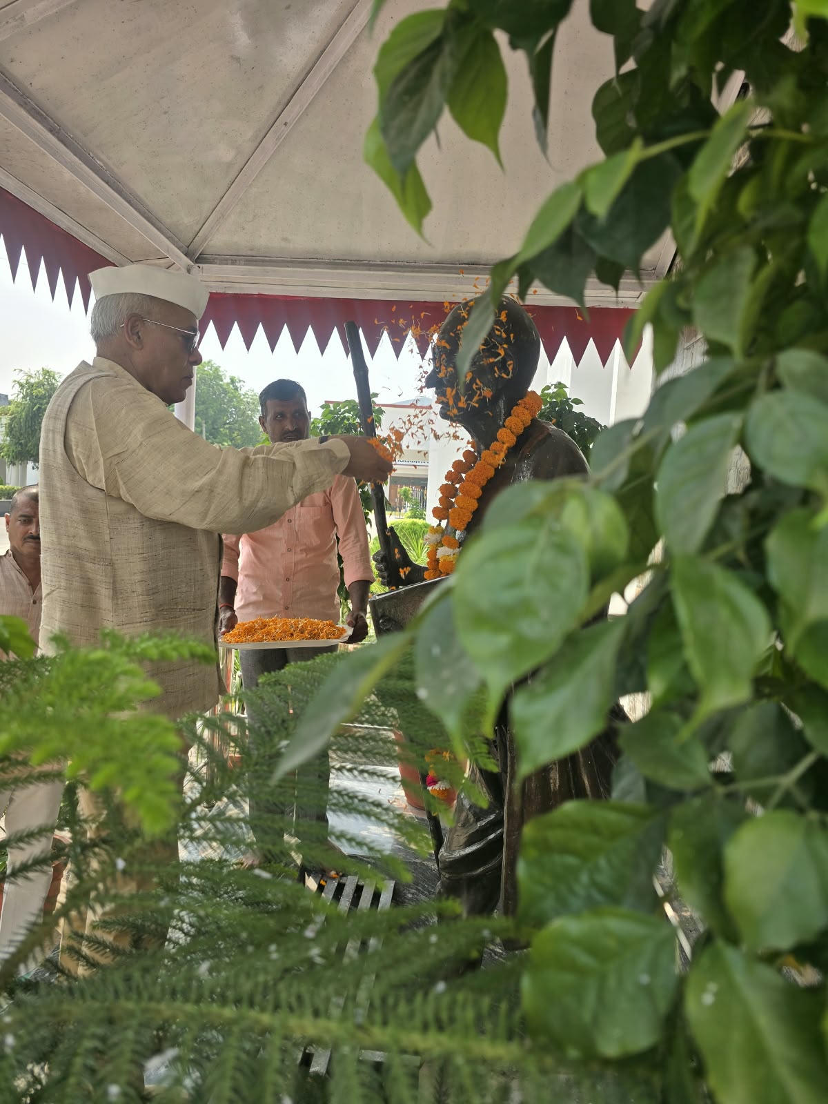 महात्मा गांधी और पूर्व प्रधानमंत्री लाल बहादुर शास्त्री की जयंती के पावन अवसर पर विश्वविद्यालय परिसर में विविध कार्यक्रमों का आयोजन किया गया कुलपति जी के नेतृत्व में नवीन परिसर स्थित सरोवर और तुलसी भवन के मध्य ‘स्वच्छता सेवा संकल्प अभियान’ के अंतर्गत वृहद स्वच्छता अभियान चलाया गया
