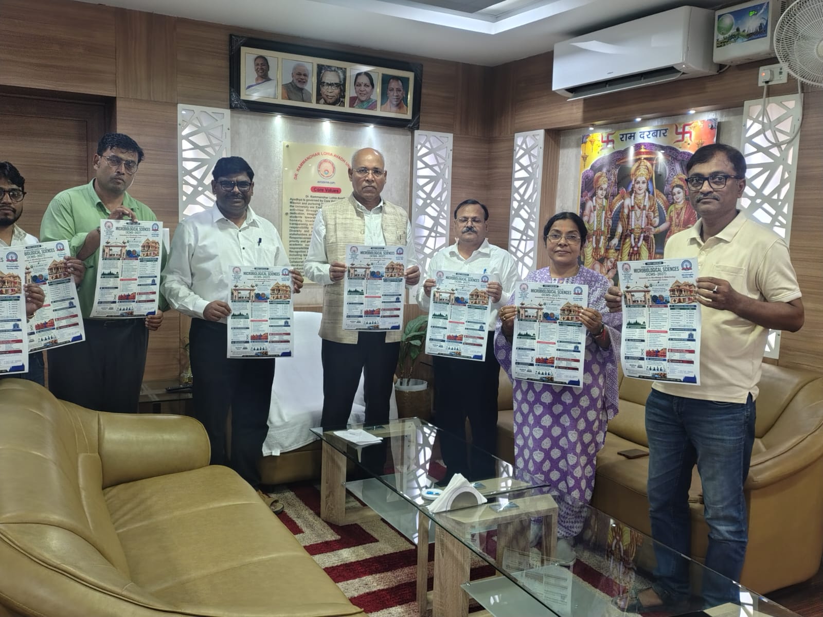 विश्वविद्यालय के सूक्ष्म जीव विज्ञान विभाग एवं माइक्रोबायोलॉजिस्ट समिति, इंडिया के संयुक्त तत्वावधान में आगामी 7 से 9 जनवरी 2027 को त्रैदिवसीय अंतरराष्ट्रीय संगोष्ठी इंटरनेशनल कॉन्फ्रेंस ऑन माइक्रोबायोलॉजीकल साइंसेज 2027 (आईसीएमएस) का आयोजन किया जाएगा।
इस अवसर पर विश्वविद्यालय के कुलपति जी द्वारा विभाग के शिक्षकों एवं शोधकर्ताओं की उपस्थिति में संगोष्ठी के आधिकारिक पोस्टर का अनावरण किया गया।