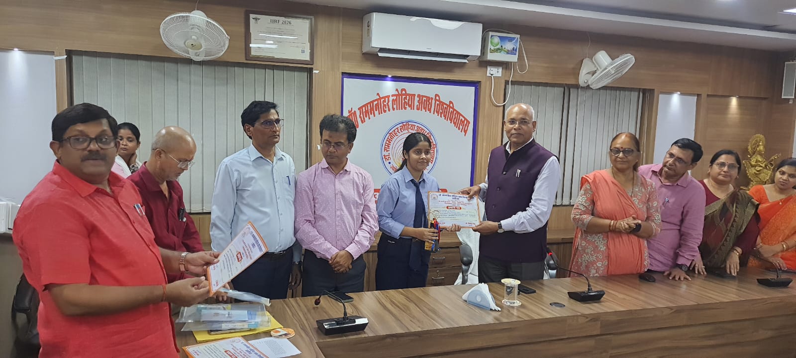 17 सितम्बर, 2026 से संचालित ‘सेवा संकल्प अभियान’ के अंतर्गत कुलपति  की अध्यक्षता में विश्वविद्यालय स्तरीय भाषण प्रतियोगिता के विजेता छात्र-छात्राओं को पदक एवं प्रशस्ति पत्र देकर सम्मानित किया गया
