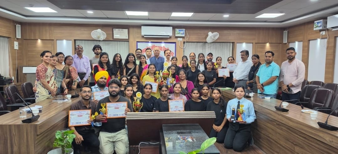 31वें दीक्षांत समारोह के उपलक्ष्य में सांस्कृतिक प्रतियोगिताएं आयोजित; विजेताओं को कुलपति जी ने किया सम्मानित