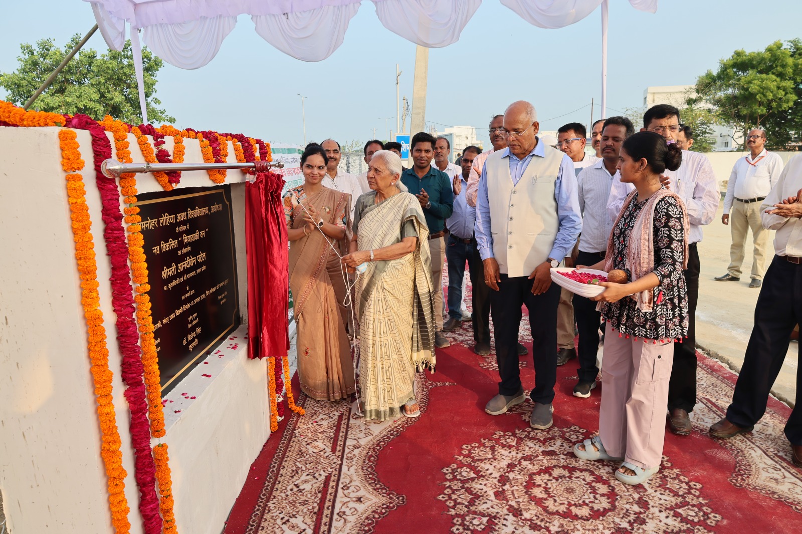 विश्वविद्यालय की कुलाधिपति  जी ने नवीन परिसर में मियावाकी वन, EDP बेसमेंट और 11 KV सब-स्टेशन का किया उद्घाटन।