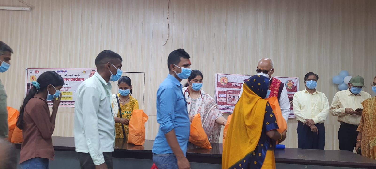 प्रधानमंत्री के 76वें जन्मदिवस के उपलक्ष्य में 3 अगस्त से 17 सितंबर तक आयोजित इस विशेष अभियान के तहत 14 से 15 वर्ष आयु वर्ग की 419 बालिकाओं को सिंगल शॉट एचपीवी (ह्यूमन पैपिलोमा वायरस) वैक्सीन लगाई गई इसके साथ ही विश्वविद्यालय द्वारा सामाजिक सरोकार निभाते हुए 55 टीबी रोगियों को पोषण पोटली भी वितरित की गई।