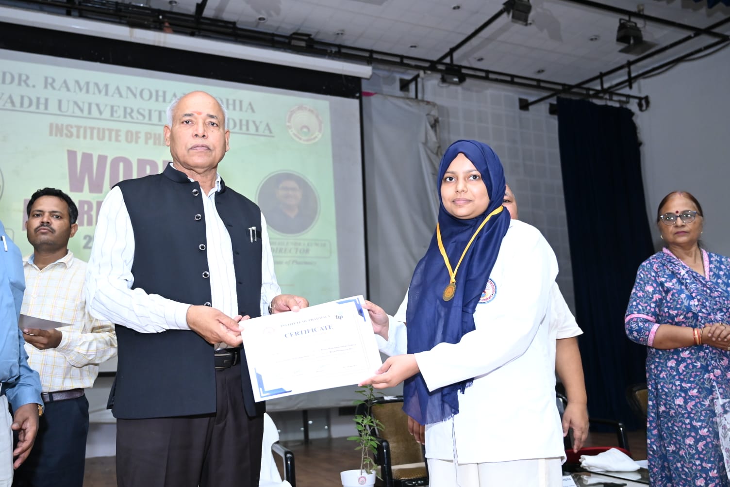 विश्वविद्यालय के इंस्टीट्यूट ऑफ फार्मेसी द्वारा स्वामी विवेकानंद सभागार में विश्व फार्मासिस्ट दिवस कार्यक्रम में कुलपति जी