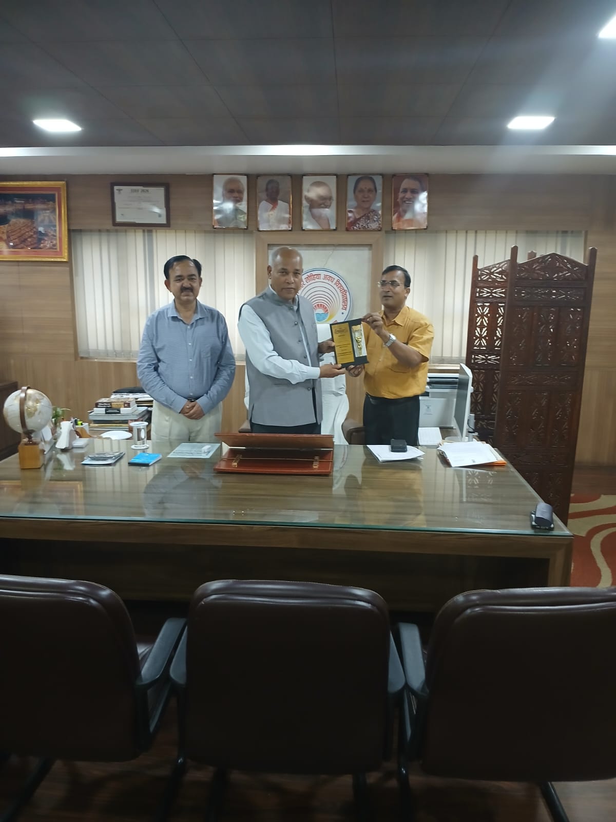 विश्वविद्यालय ने राष्ट्रीय पटल पर अपनी अकादमिक श्रेष्ठता का परचम लहराते हुए एक और ऐतिहासिक उपलब्धि हासिल की है। नई दिल्ली के चाणक्यपुरी स्थित होटल ताज पैलेस में आयोजित प्रतिष्ठित ‘टाइम्स नाउ एजुकेशन समिट 2026’ में विश्वविद्यालय को ‘एक्सीलेंस इन मल्टी-डिसिप्लिनरी इन हायर एजुकेशन’ सम्मान से अलंकृत किया गया