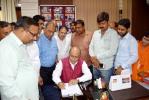 नवागत कुलपति प्रो० मनोज दीक्षित द्वारा पदभार ग्रहण करते समय