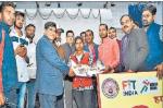 शनिवार को अयोध्या हाॅफ मैराथन की पूर्व संध्या किट वितरित करते कुलपति