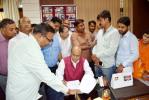 नवागत कुलपति प्रो० मनोज दीक्षित द्वारा पदभार ग्रहण करते समय