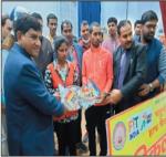 शनिवार को अयोध्या हाॅफ मैराथन की पूर्व संध्या किट वितरित करते कुलपति