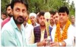 विजेता टीम के कप्टान को ट्राफी प्रदान करते मुख्य अतिथि अरविन्द पाण्डे