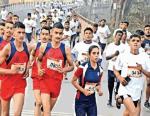 शनिवार को अयोध्या हाॅफ मैराथन की पूर्व संध्या किट वितरित करते कुलपति