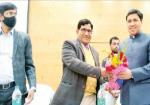 अतिथि का स्वागत करते कुलपति प्रो. रविशंकर सिंह